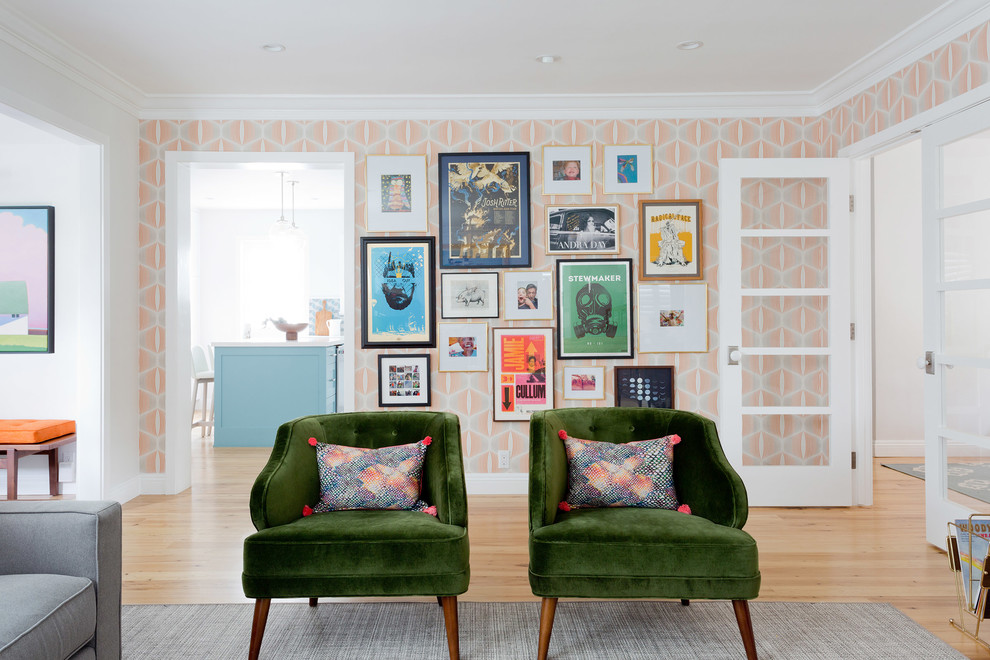 Abgetrenntes Klassisches Wohnzimmer mit bunten Wänden, braunem Holzboden und braunem Boden in Los Angeles