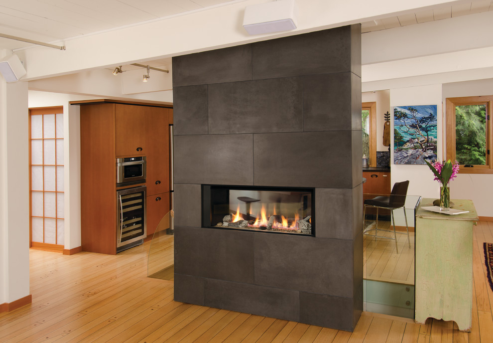 トロントにある高級な中くらいなアジアンスタイルのおしゃれなLDK (白い壁、無垢フローリング、横長型暖炉、コンクリートの暖炉まわり、内蔵型テレビ) の写真