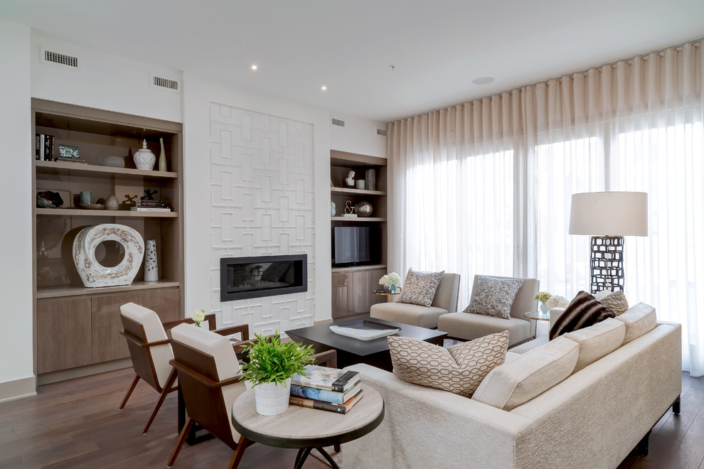 Стильный дизайн: гостиная комната в современном стиле с паркетным полом среднего тона - последний тренд