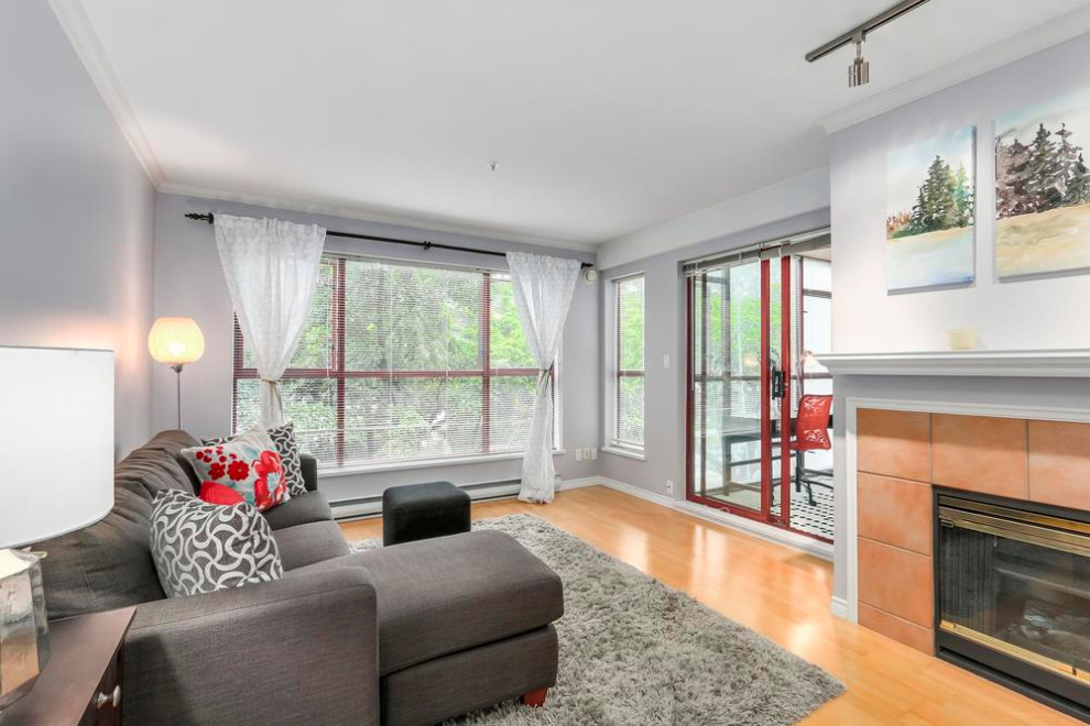 Kleines, Fernseherloses, Offenes Retro Wohnzimmer mit grauer Wandfarbe in Vancouver