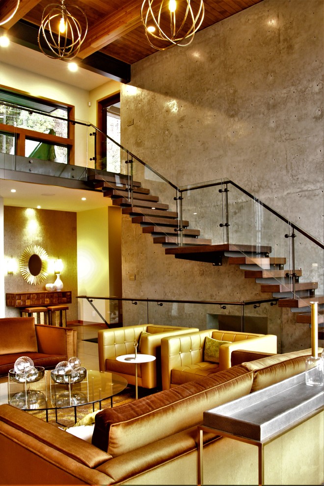 Источник вдохновения для домашнего уюта: огромная парадная, двухуровневая гостиная комната в стиле модернизм с серыми стенами, полом из ламината, подвесным камином, фасадом камина из металла и серым полом без телевизора
