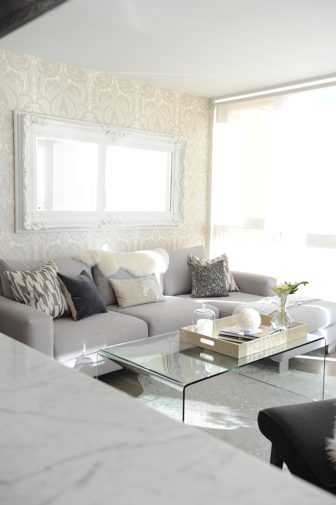 Cette image montre un petit salon design ouvert avec un mur gris, parquet clair et un téléviseur fixé au mur.
