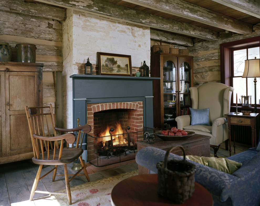 Inspiration pour un salon traditionnel avec une cheminée standard, un manteau de cheminée en brique et aucun téléviseur.