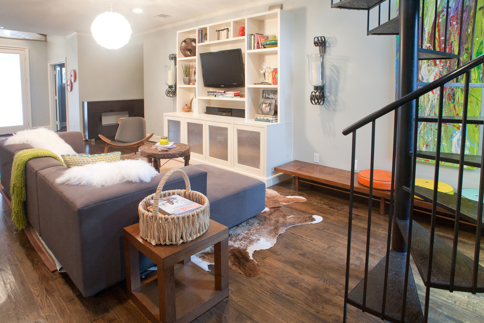 Modernes Wohnzimmer mit grauer Wandfarbe und Multimediawand in Dallas