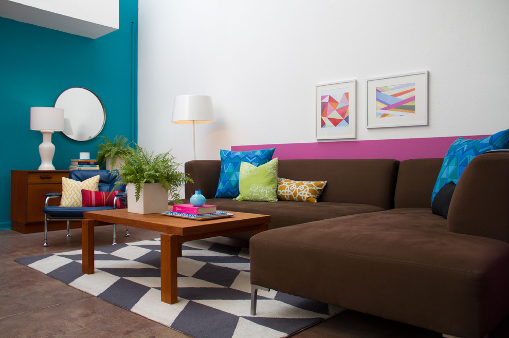 Modernes Wohnzimmer mit blauer Wandfarbe in Los Angeles