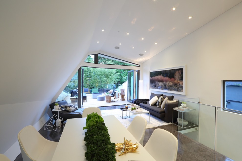 Идея дизайна: огромная двухуровневая гостиная комната в современном стиле с белыми стенами и бетонным полом