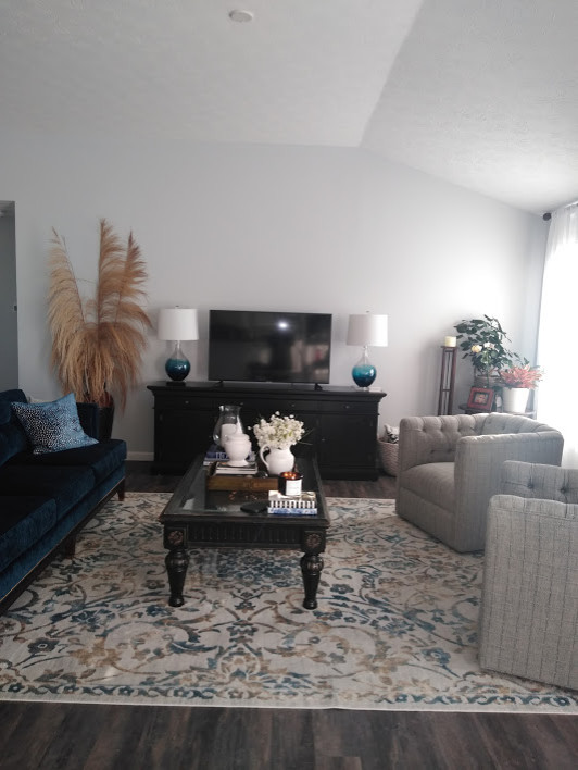 Пример оригинального дизайна: большая открытая гостиная комната в стиле шебби-шик с серыми стенами и отдельно стоящим телевизором
