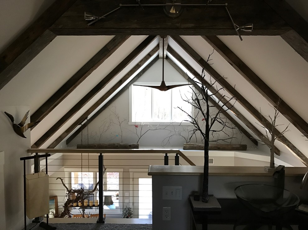 Источник вдохновения для домашнего уюта: большая гостиная комната в стиле рустика с балками на потолке