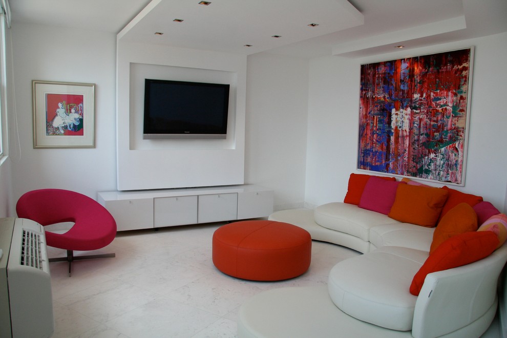 На фото: гостиная комната среднего размера в стиле модернизм с белыми стенами, мраморным полом и телевизором на стене без камина