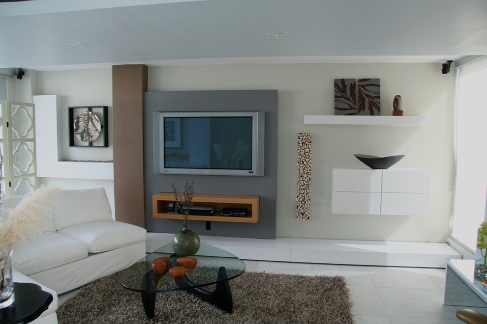 Пример оригинального дизайна: двухуровневая гостиная комната среднего размера в стиле модернизм с мраморным полом и телевизором на стене