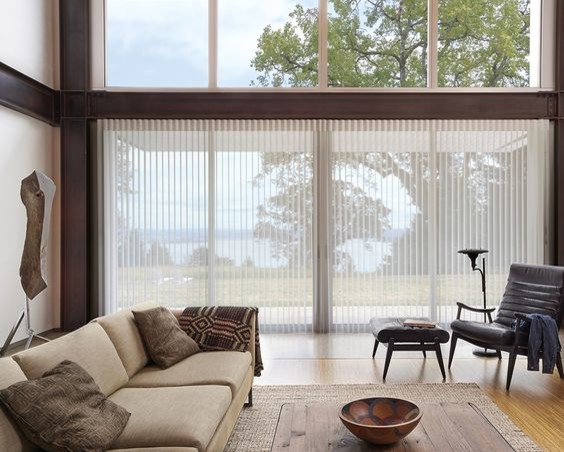 Идея дизайна: большая парадная, изолированная гостиная комната в стиле ретро с коричневыми стенами, коричневым полом и полом из бамбука без камина, телевизора