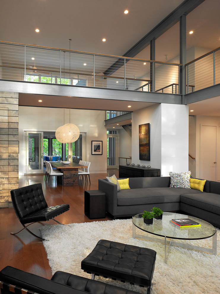 Immagine di un grande soggiorno minimalista aperto con parquet scuro, sala formale, pareti multicolore e pavimento marrone