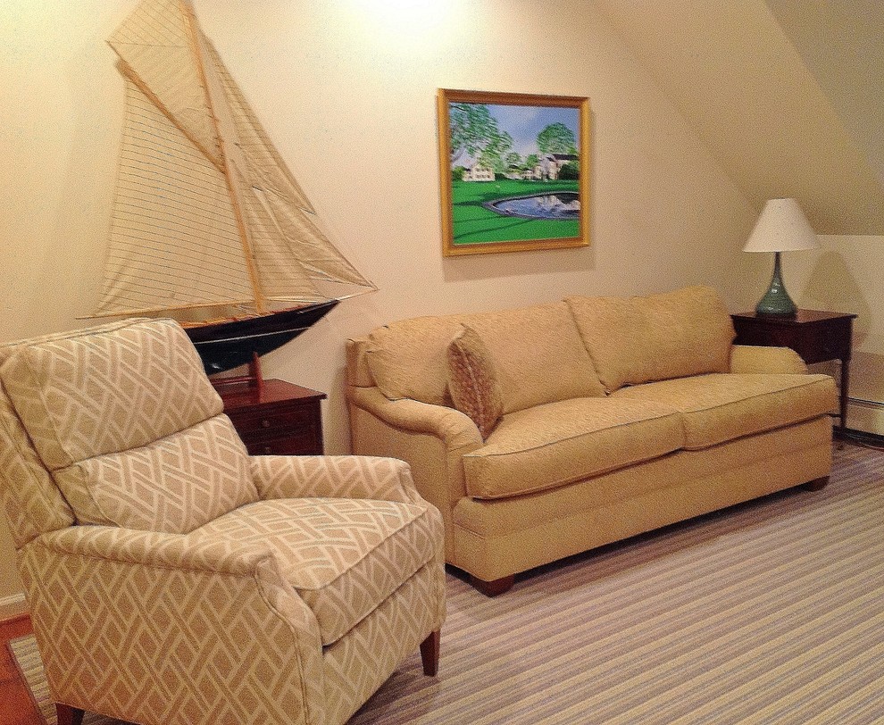 Idee per un soggiorno tradizionale di medie dimensioni e chiuso con pareti beige, pavimento in legno massello medio e nessun camino