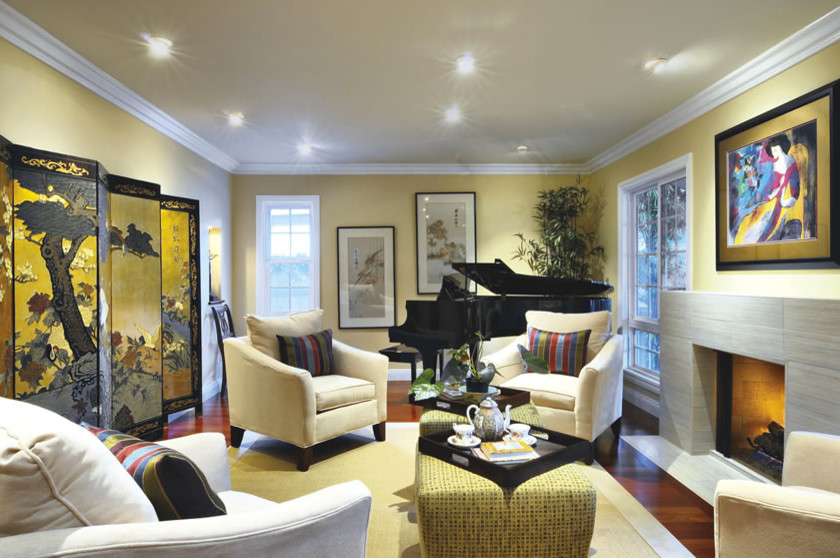 Идея дизайна: изолированная гостиная комната среднего размера в восточном стиле с желтыми стенами, темным паркетным полом, стандартным камином, фасадом камина из плитки и коричневым полом