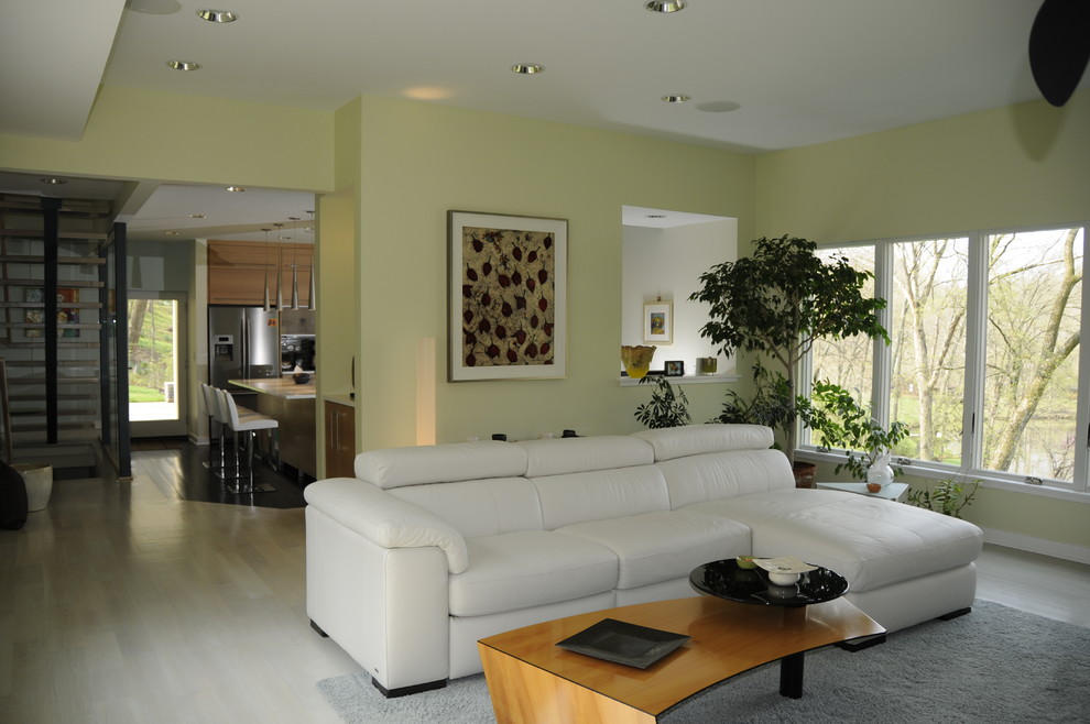 Example of a trendy living room design in Cincinnati