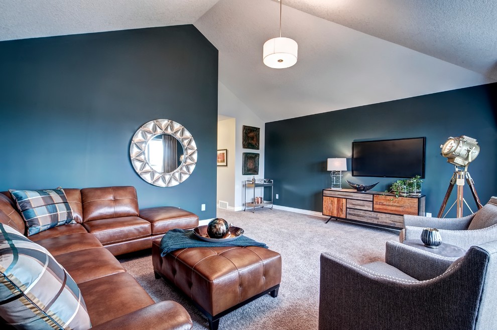 Источник вдохновения для домашнего уюта: большая парадная, изолированная гостиная комната в современном стиле с синими стенами, ковровым покрытием и телевизором на стене без камина