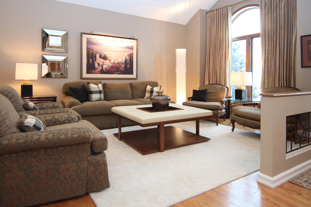 Diseño de salón para visitas abierto clásico renovado de tamaño medio sin chimenea y televisor con paredes beige y suelo de madera en tonos medios