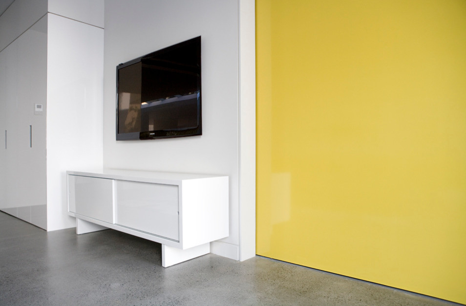 Immagine di un ampio soggiorno moderno aperto con pareti bianche e TV a parete