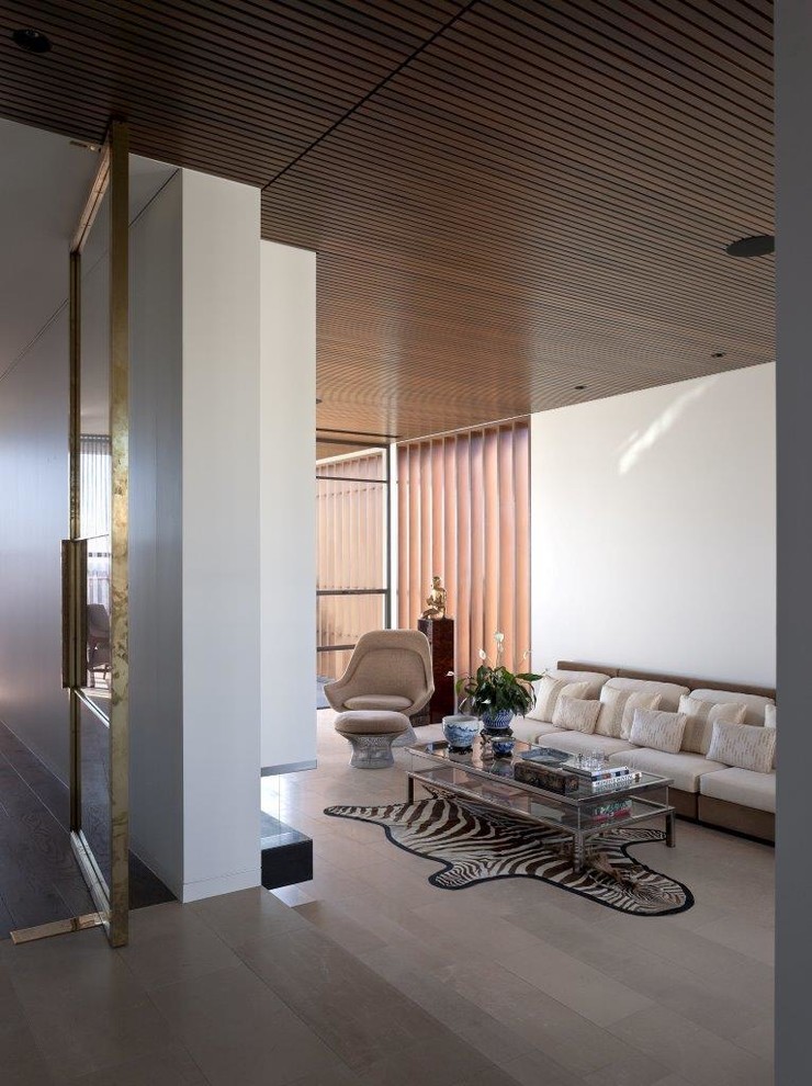 Offenes, Mittelgroßes Modernes Wohnzimmer mit weißer Wandfarbe und hellem Holzboden in Sydney