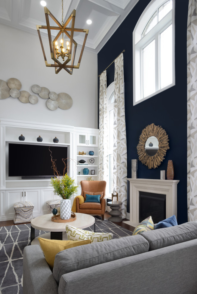 Cette photo montre un salon tendance de taille moyenne et ouvert avec une cheminée standard, un téléviseur indépendant, un mur bleu, un sol marron et un manteau de cheminée en plâtre.
