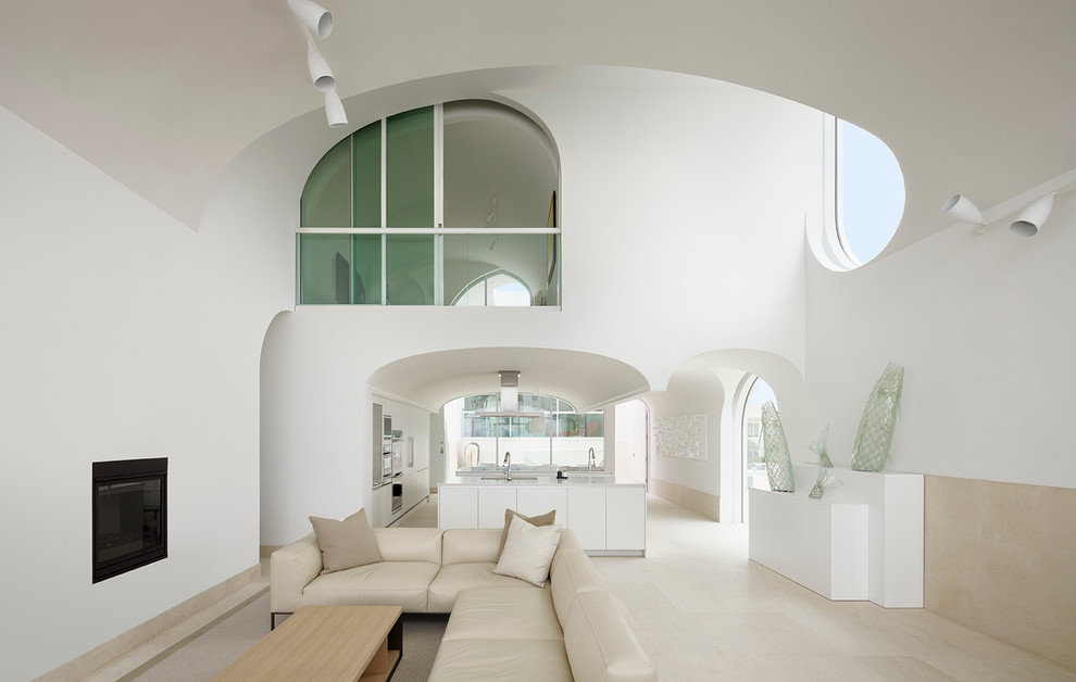 Идея дизайна: открытая гостиная комната в стиле модернизм с белыми стенами и фасадом камина из штукатурки