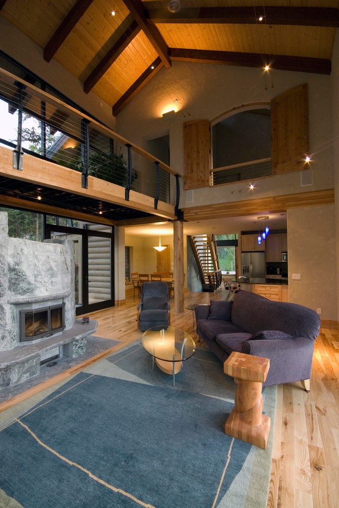 Ispirazione per un grande soggiorno stile rurale stile loft con pareti beige, parquet chiaro e camino classico
