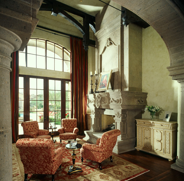 Diseño de salón para visitas abierto tradicional extra grande con paredes beige, suelo de madera en tonos medios, todas las chimeneas y marco de chimenea de piedra