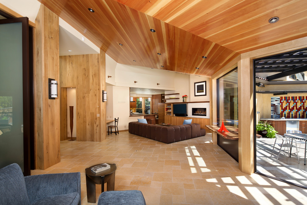 Источник вдохновения для домашнего уюта: открытая гостиная комната в современном стиле с бежевыми стенами, горизонтальным камином, телевизором на стене и фасадом камина из бетона