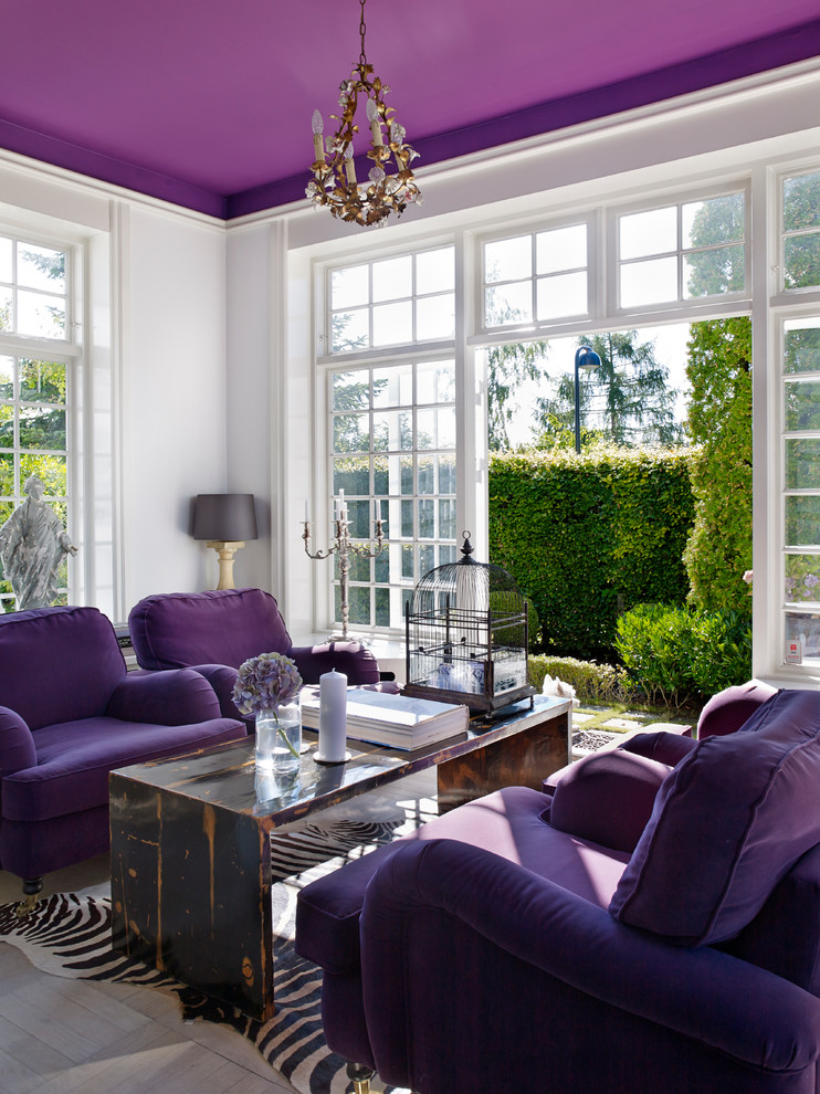 Aménagement d'un grand salon éclectique ouvert avec un mur violet, parquet clair, aucune cheminée et aucun téléviseur.