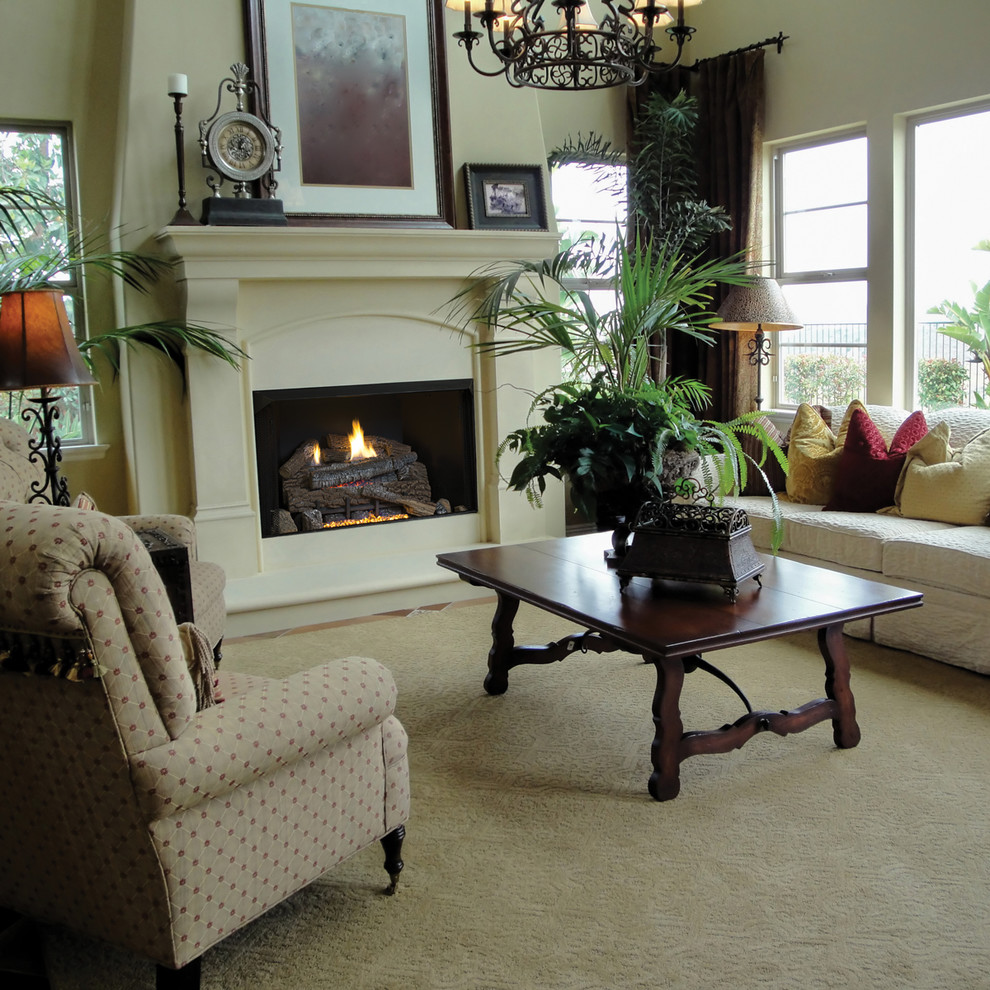 На фото: гостиная комната в классическом стиле с стандартным камином и фасадом камина из дерева с