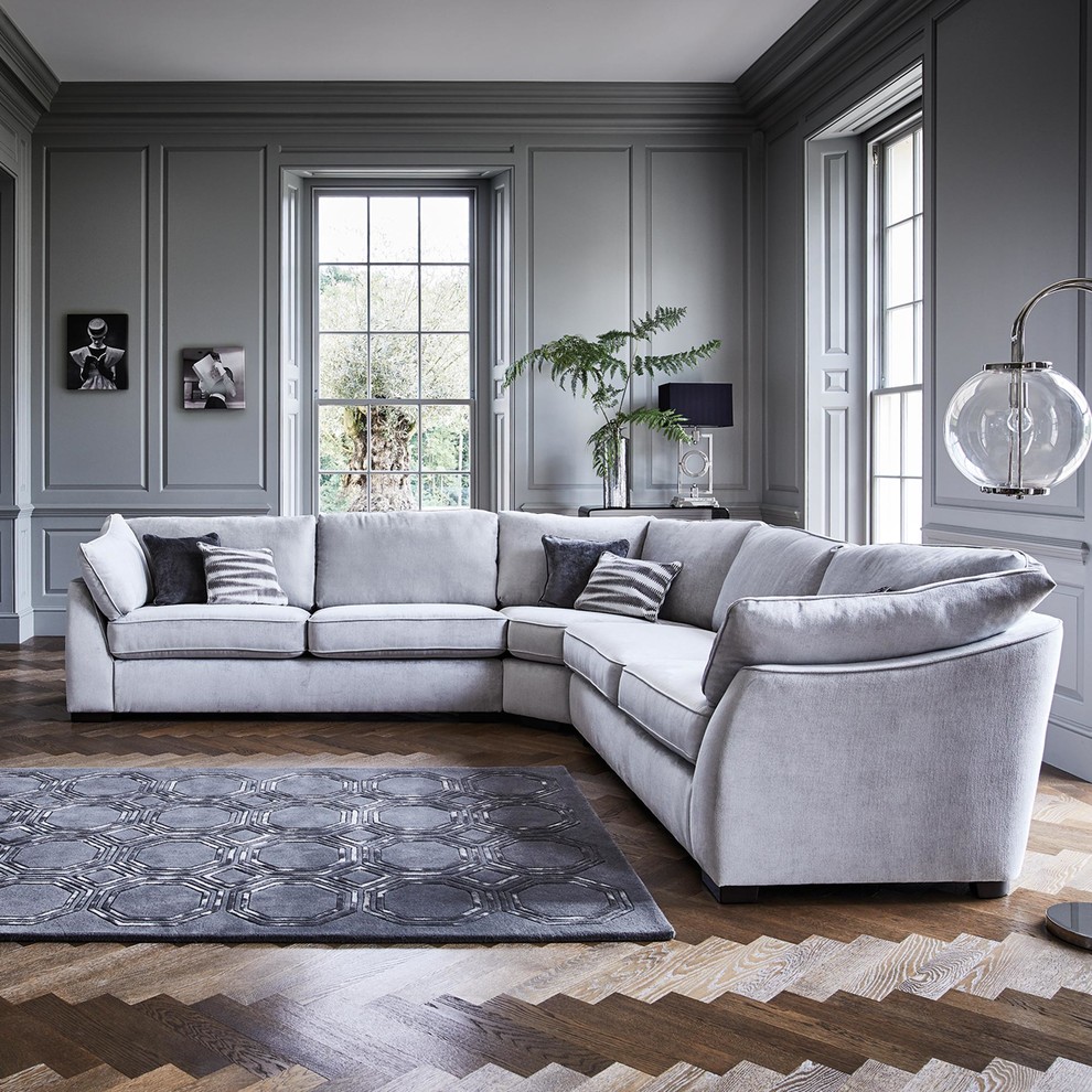 Стильный дизайн: гостиная комната в классическом стиле с серыми стенами, паркетным полом среднего тона и коричневым полом - последний тренд