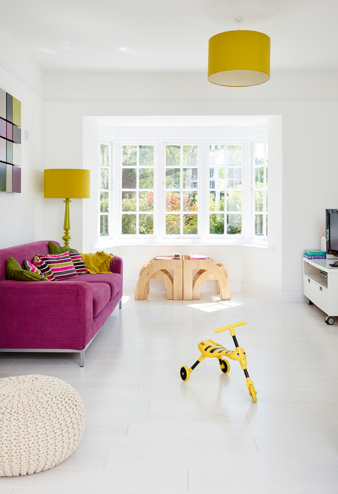 Foto di un soggiorno minimal aperto con pareti bianche, sala formale, pavimento in legno verniciato e TV autoportante