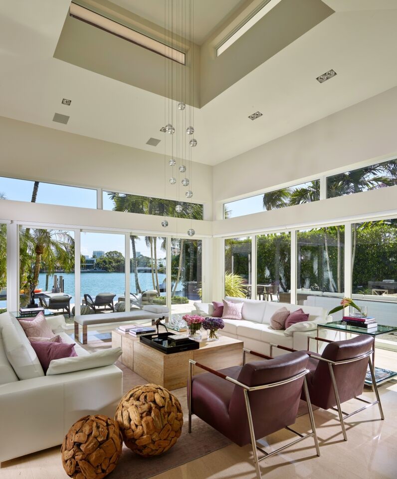 Großes, Repräsentatives, Fernseherloses, Abgetrenntes Modernes Wohnzimmer ohne Kamin mit weißer Wandfarbe und Marmorboden in Miami