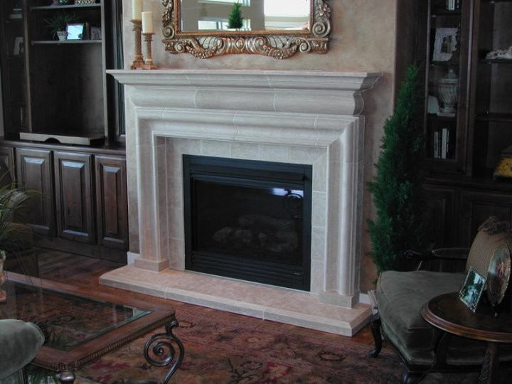 Retro Wohnzimmer mit beiger Wandfarbe, braunem Holzboden, Kamin, Kaminumrandung aus Stein und braunem Boden in Salt Lake City