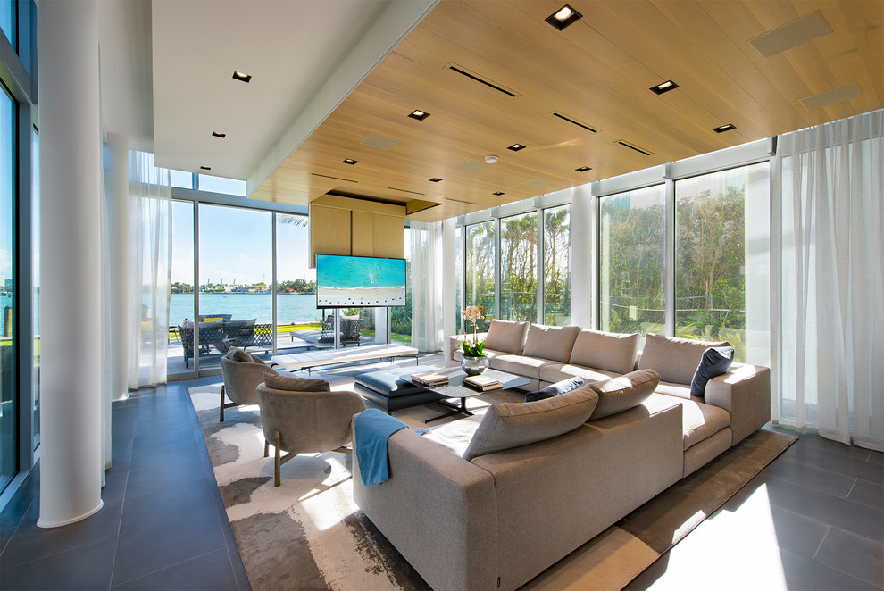 Esempio di un ampio soggiorno design aperto con pareti bianche, TV nascosta, sala formale, pavimento con piastrelle in ceramica e pavimento marrone
