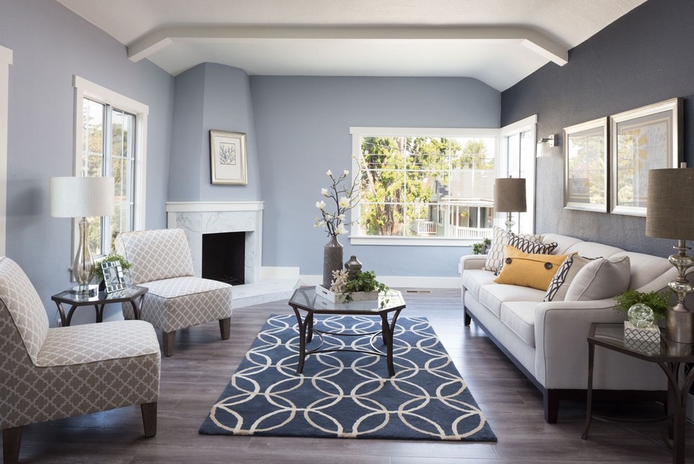 Ispirazione per un soggiorno classico con pareti blu, pavimento in legno massello medio, camino classico e nessuna TV