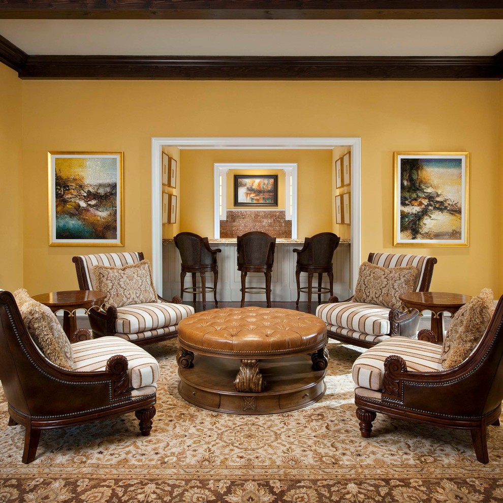 Modelo de salón para visitas abierto mediterráneo grande con paredes amarillas, suelo de madera en tonos medios y todas las chimeneas