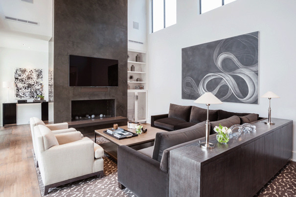 Mittelgroßes, Offenes Modernes Wohnzimmer mit weißer Wandfarbe, braunem Holzboden, Kamin, Kaminumrandung aus Beton und TV-Wand in Houston