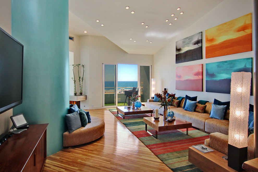 Modernes Wohnzimmer mit TV-Wand in Los Angeles
