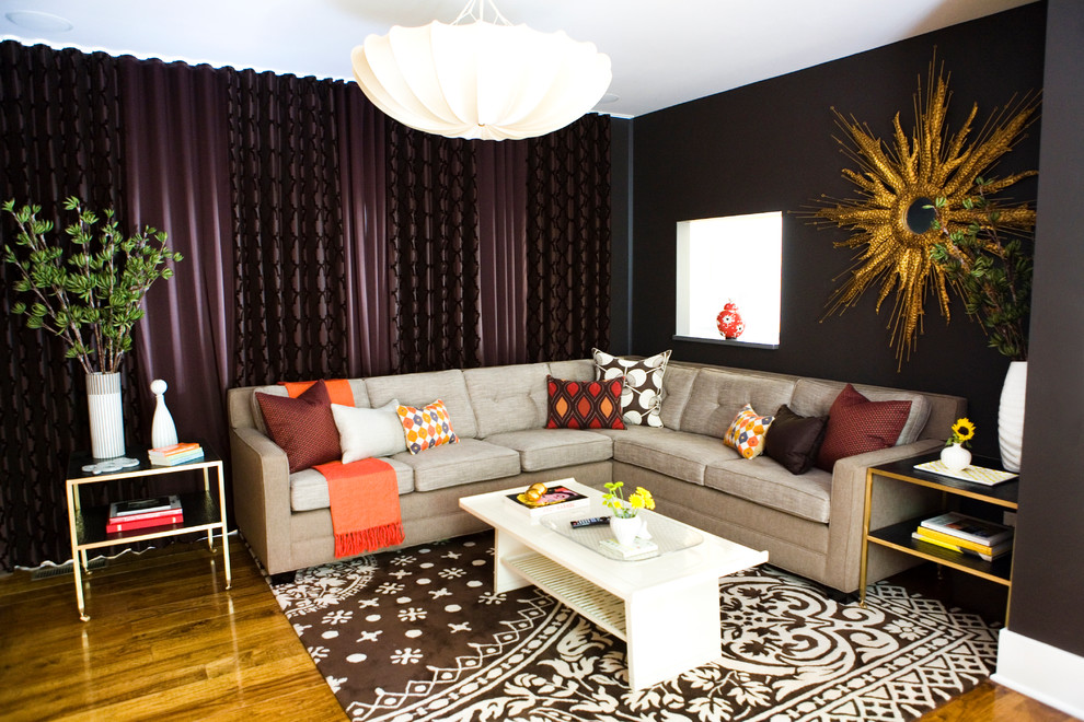 На фото: гостиная комната в стиле неоклассика (современная классика) с черными стенами с