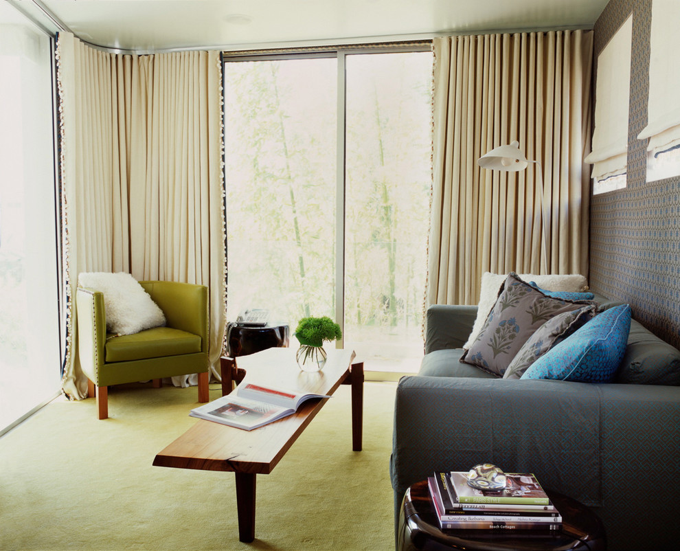 На фото: маленькая изолированная гостиная комната в современном стиле с синими стенами, ковровым покрытием, зеленым полом и акцентной стеной без камина, телевизора для на участке и в саду с