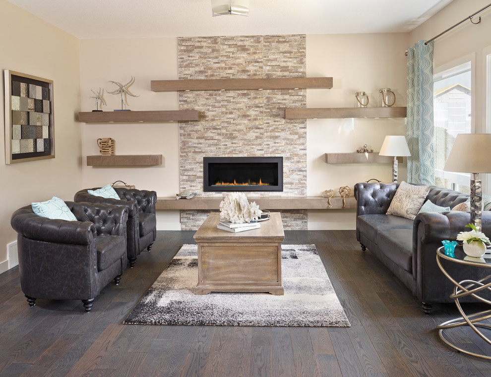 Diseño de salón para visitas actual con paredes beige, suelo de madera oscura y chimenea lineal