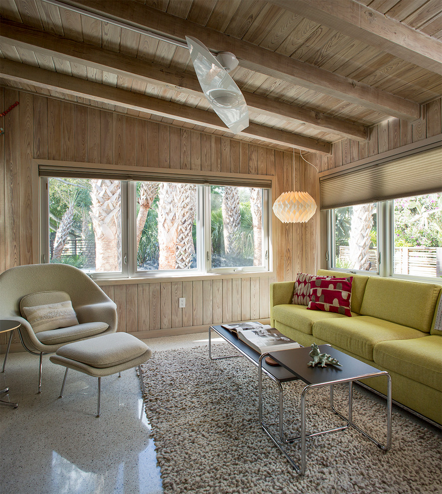 Esempio di un soggiorno moderno con pavimento in cemento, sala formale e pareti beige