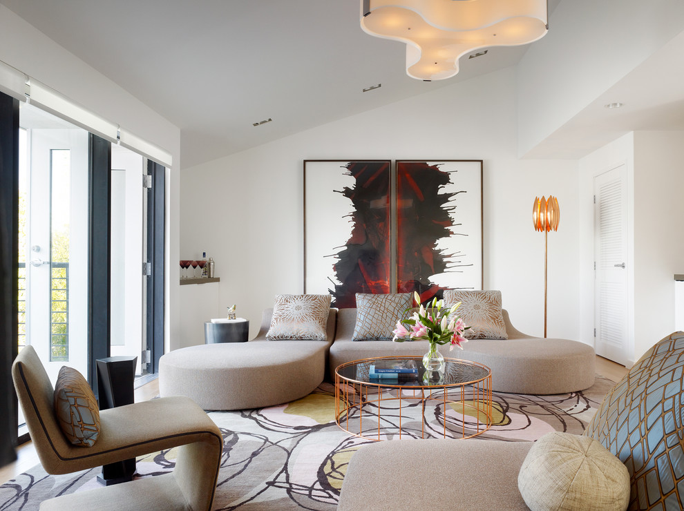 Источник вдохновения для домашнего уюта: парадная, открытая гостиная комната в современном стиле с белыми стенами и ковром на полу без телевизора