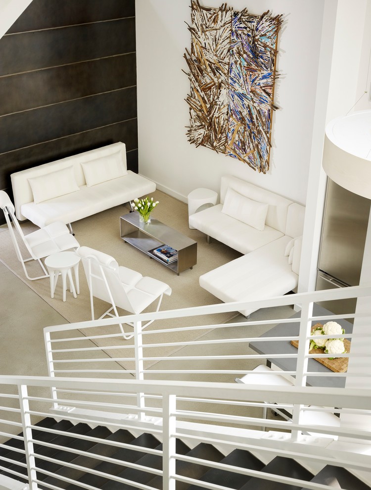 Imagen de salón abierto moderno con paredes blancas y suelo de cemento