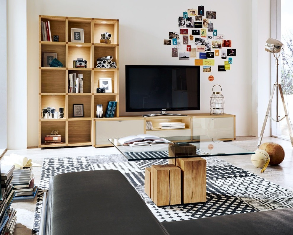 Inspiration pour un salon minimaliste de taille moyenne et ouvert avec un mur beige, aucune cheminée, un téléviseur indépendant et un sol blanc.