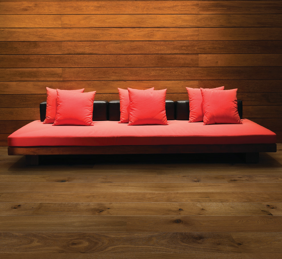 Esempio di un grande soggiorno design aperto con pareti multicolore, pavimento in legno massello medio e nessun camino