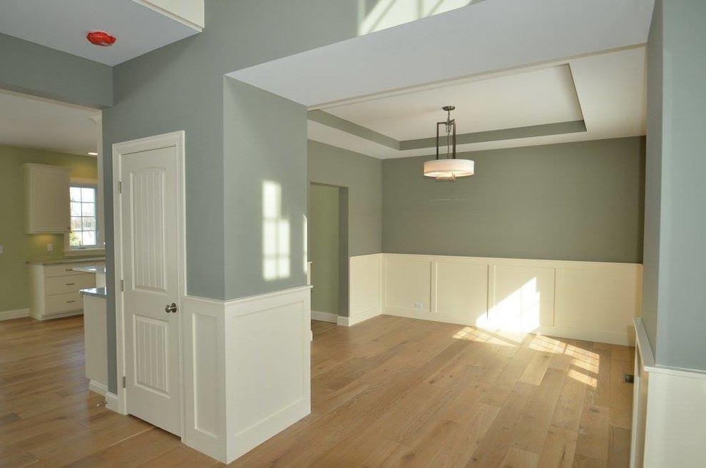 Свежая идея для дизайна: большая открытая гостиная комната с серыми стенами и светлым паркетным полом без камина, телевизора - отличное фото интерьера