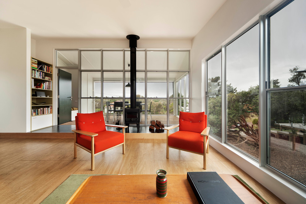 Maritimes Wohnzimmer mit Sperrholzboden in Sydney