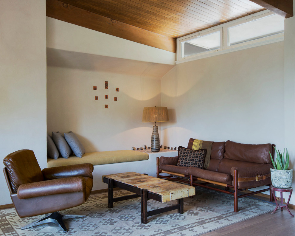 Idee per un piccolo soggiorno minimalista aperto con sala formale, pareti beige, parquet chiaro, nessuna TV e nessun camino